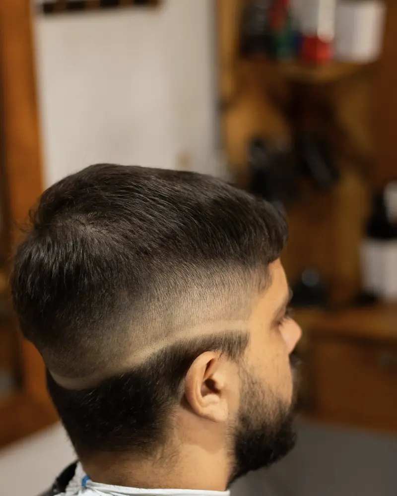 Klient po strzyżeniu skin fade, widok z profilu