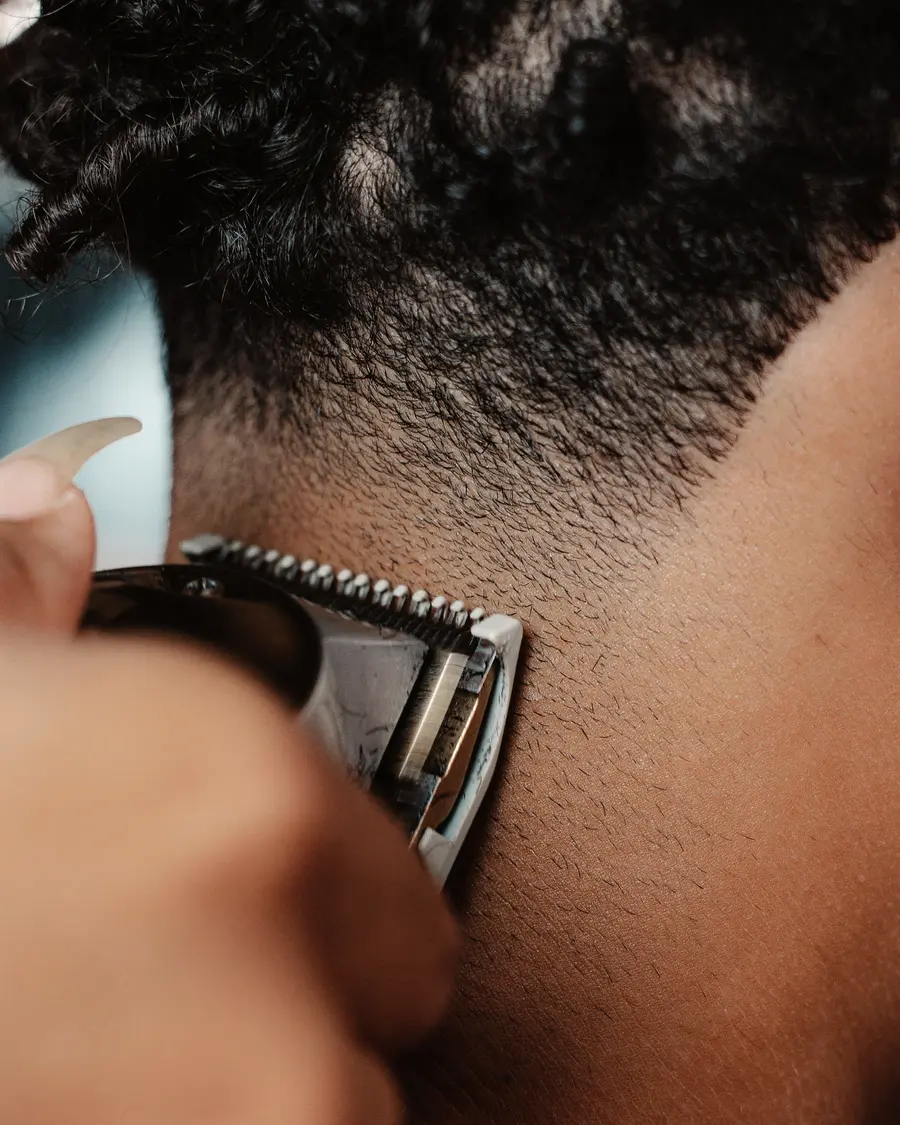 Barber konturuje fade maszynką