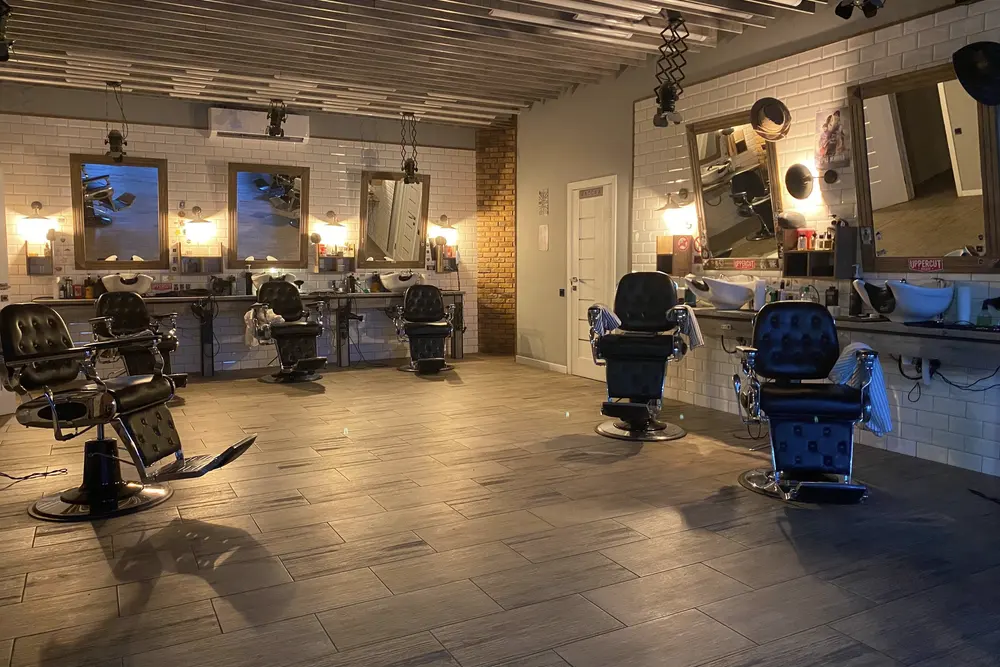 Wnętrze barbershopu z fotelami przy lustrach